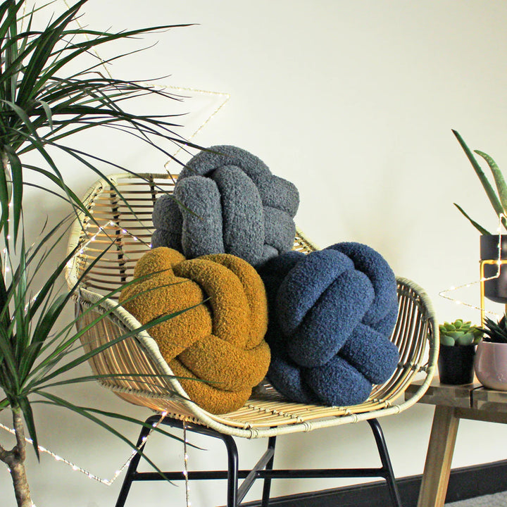 Knot Fleece Cushion 02